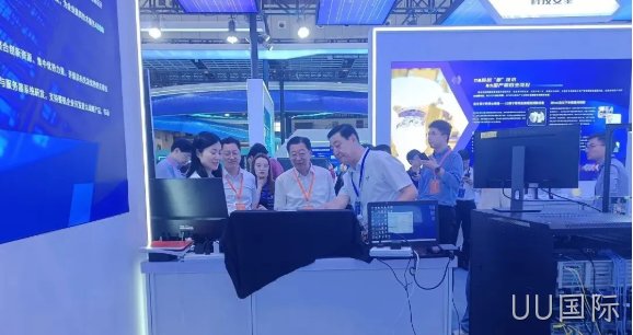 高碑店市委常委、常务副市长潘学元莅临UU国际展台看望研发团队并给予关心慰问